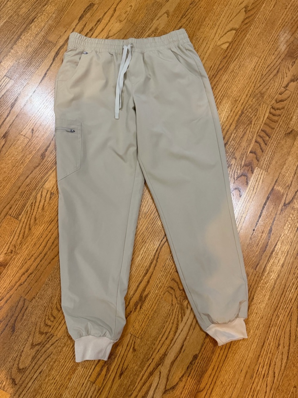 FIGS Men’s Khaki Color Jogger Style Scrub Pants Sz M